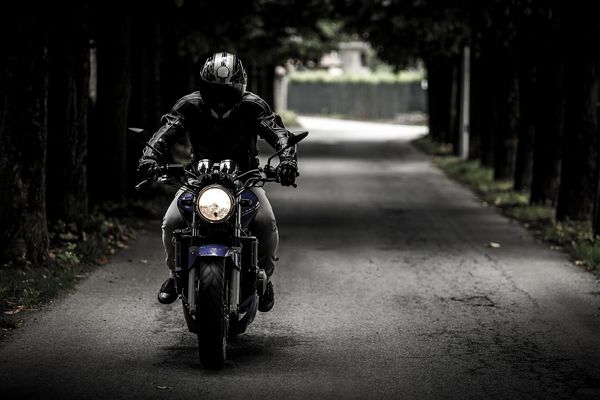 Poznaj najpopularniejsze modele kamizelek motocyklowych – przewodnik zakupowy
