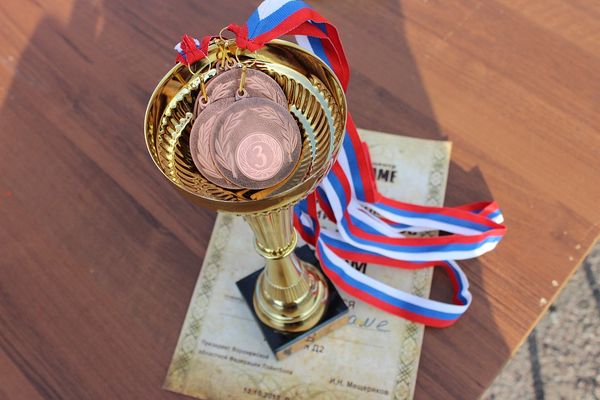 Magia zwycięstwa: jak wybór odpowiedniego trofeum wpływa na motywację sportowców?